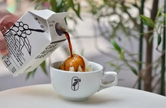 カフェオレベースからバニラアイスにコーヒーが注がれる様子
