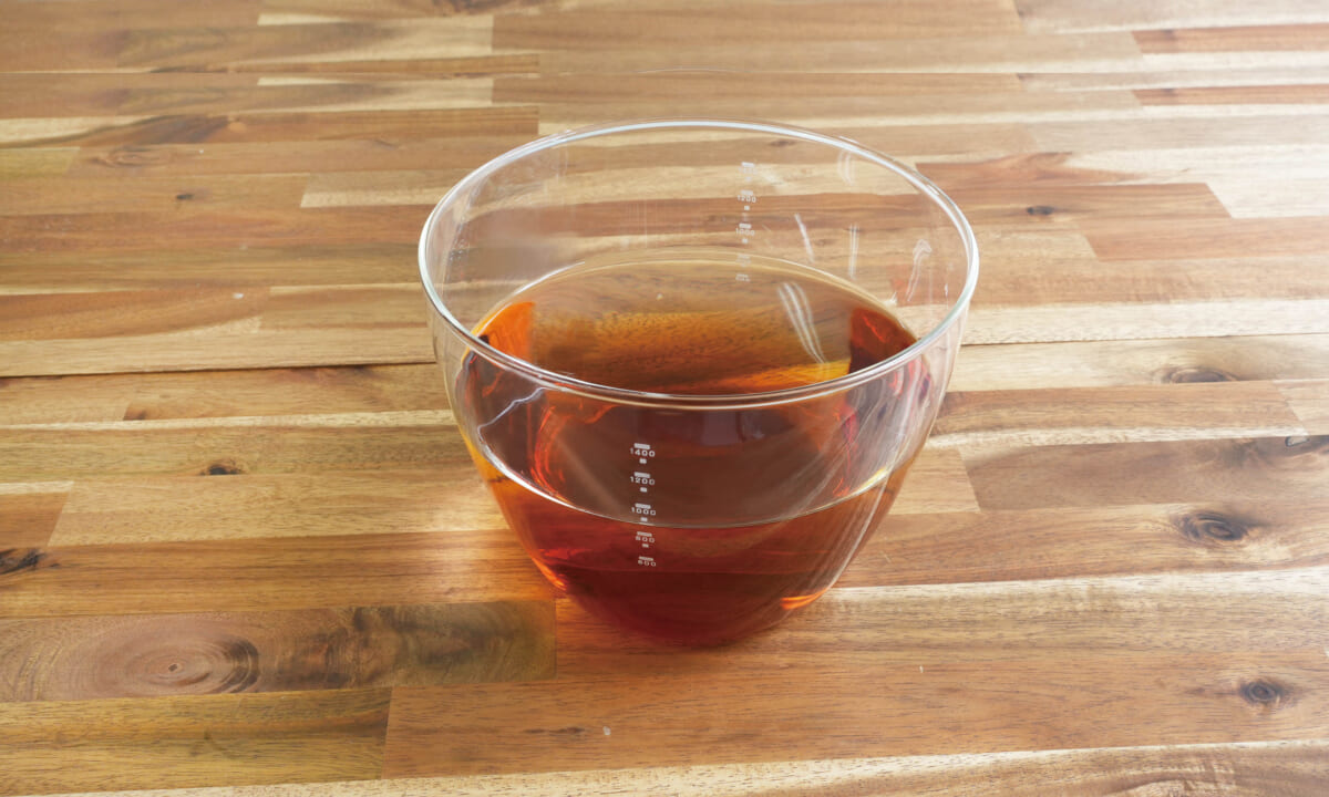 BLPFKRB1600メモリ | コーヒーステーション Glass beaker with amber liquid on a wooden countertop no labels facing the camera