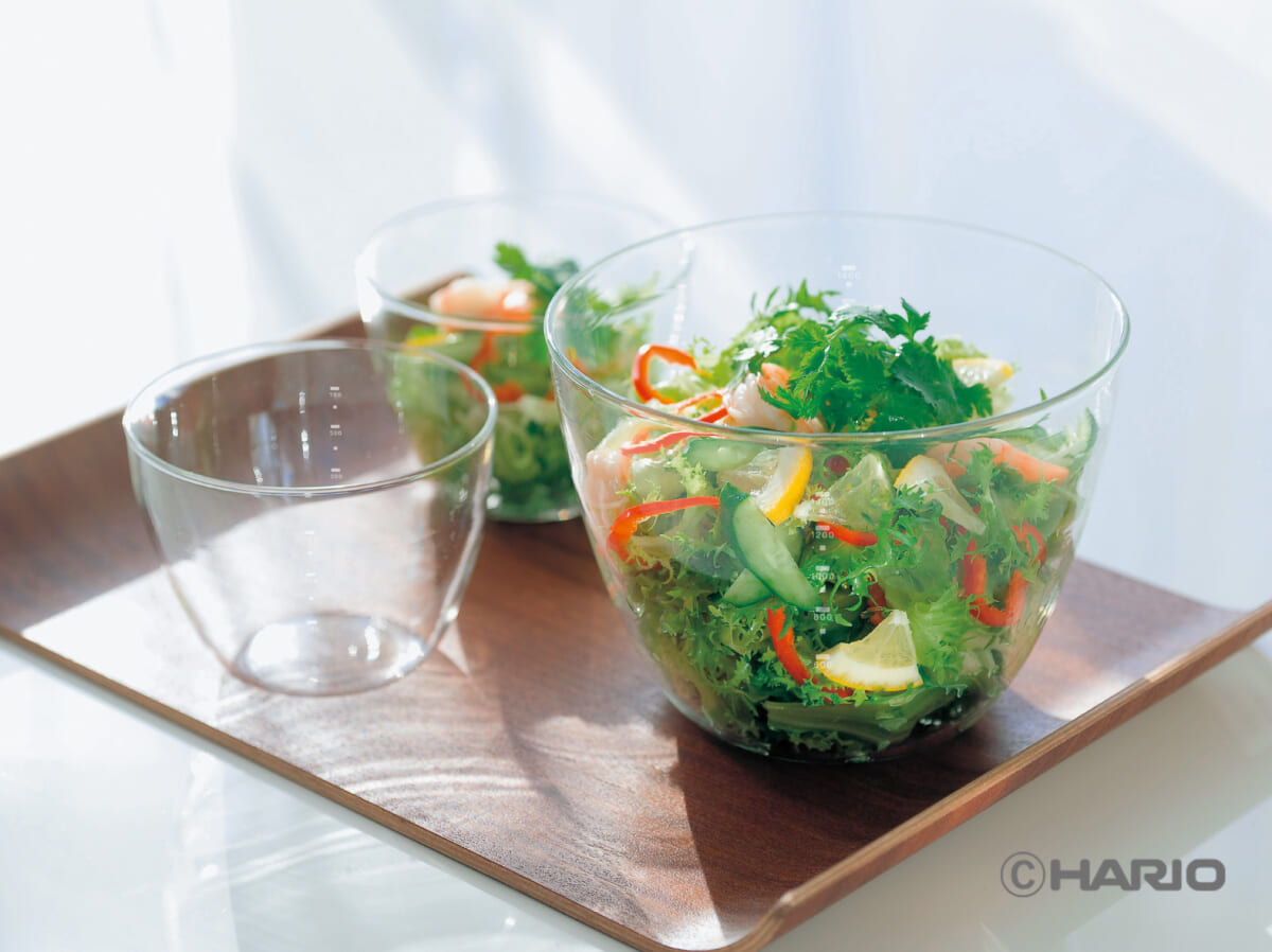 KRBimage1メモリありロゴあり | コーヒーステーション Large glass bowl of mixed green salad with cucumber lemon red pepper and cilantro on a wooden tray