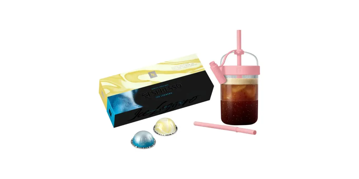 ネスプレッソのアイスコーヒー「ICE LEGGERO」のカプセルとパッケージ、そしてピンクのタンブラーに入ったアイスコーヒーとストローが写っています。