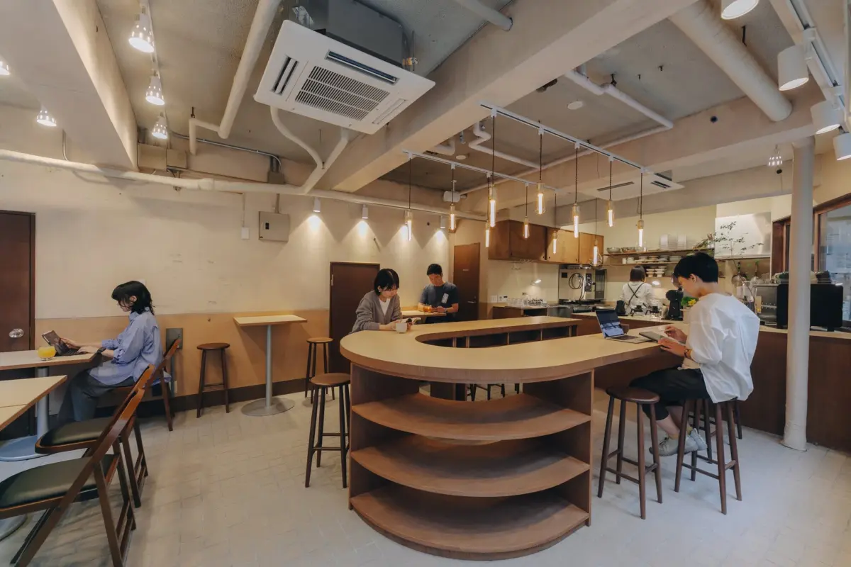 カフェ内部のカウンター席