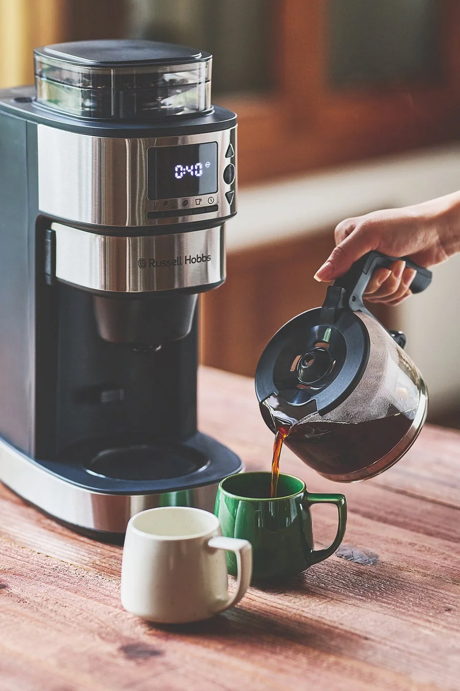 コーヒーを注ぐ様子