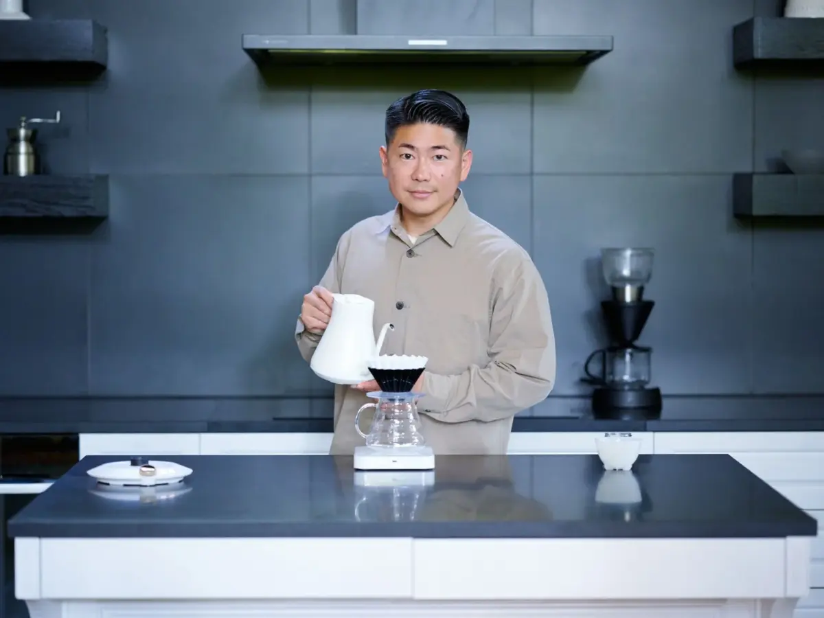 ハンドドリップコーヒーを淹れる男性