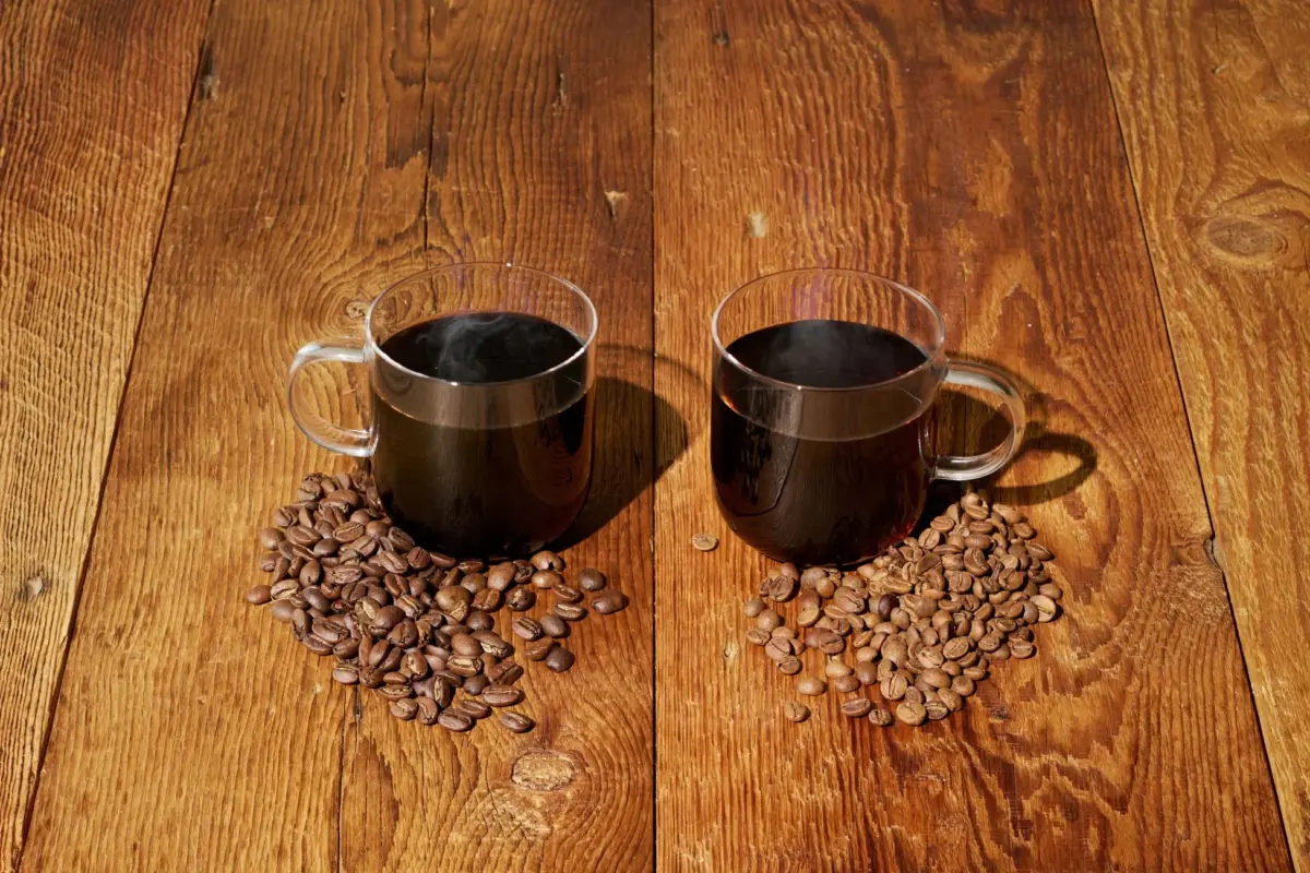 コーヒー豆とカップ