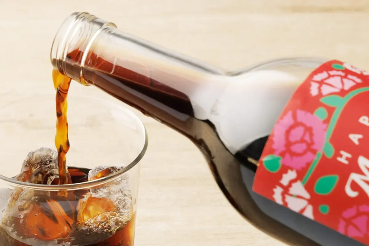 アイスコーヒーを注ぐ様子