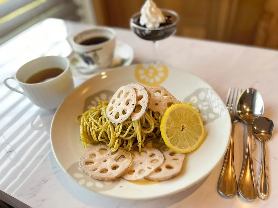 カフェで提供される食事とドリンクのイメージ