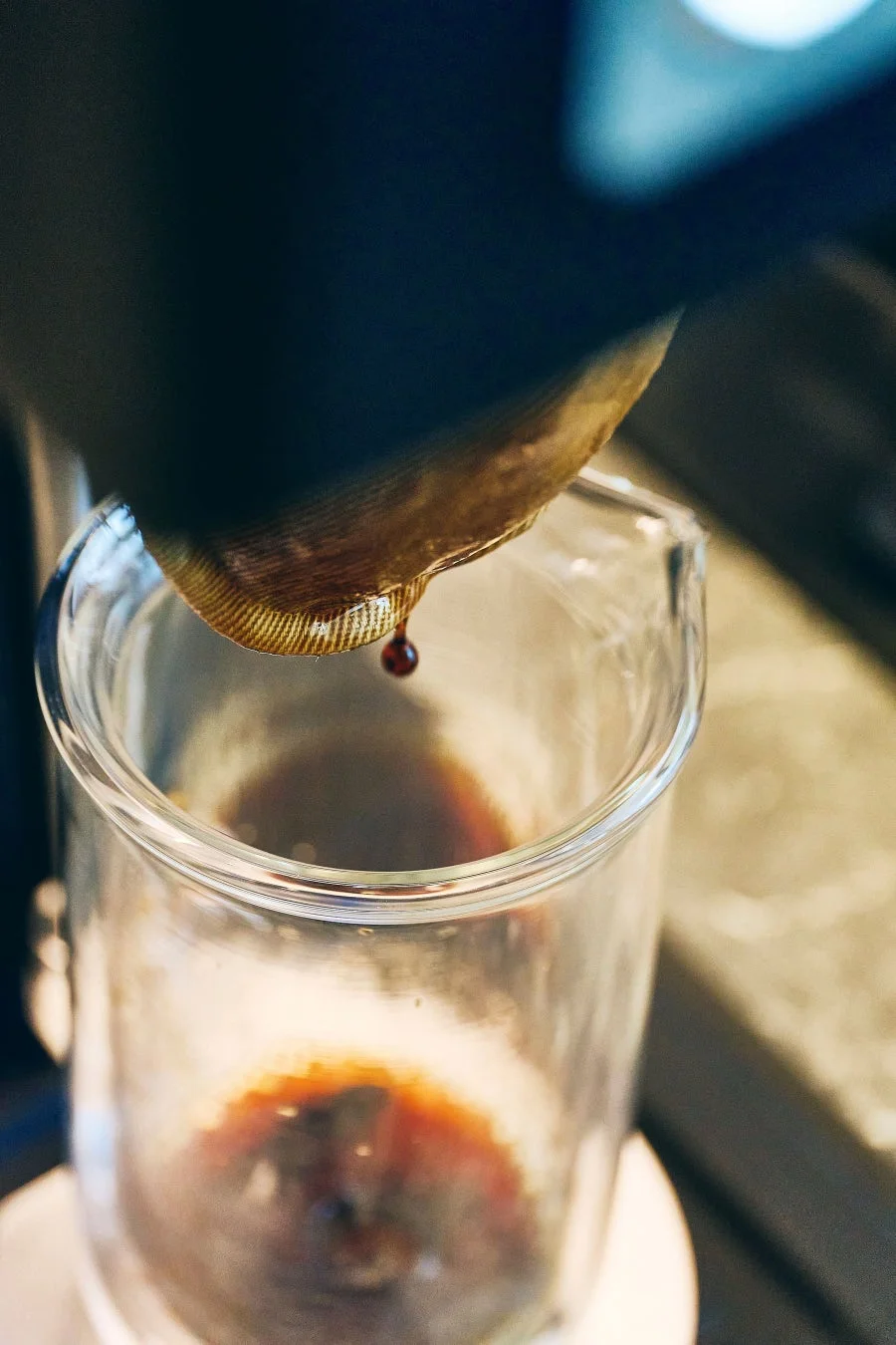 コーヒーが滴り落ちる様子