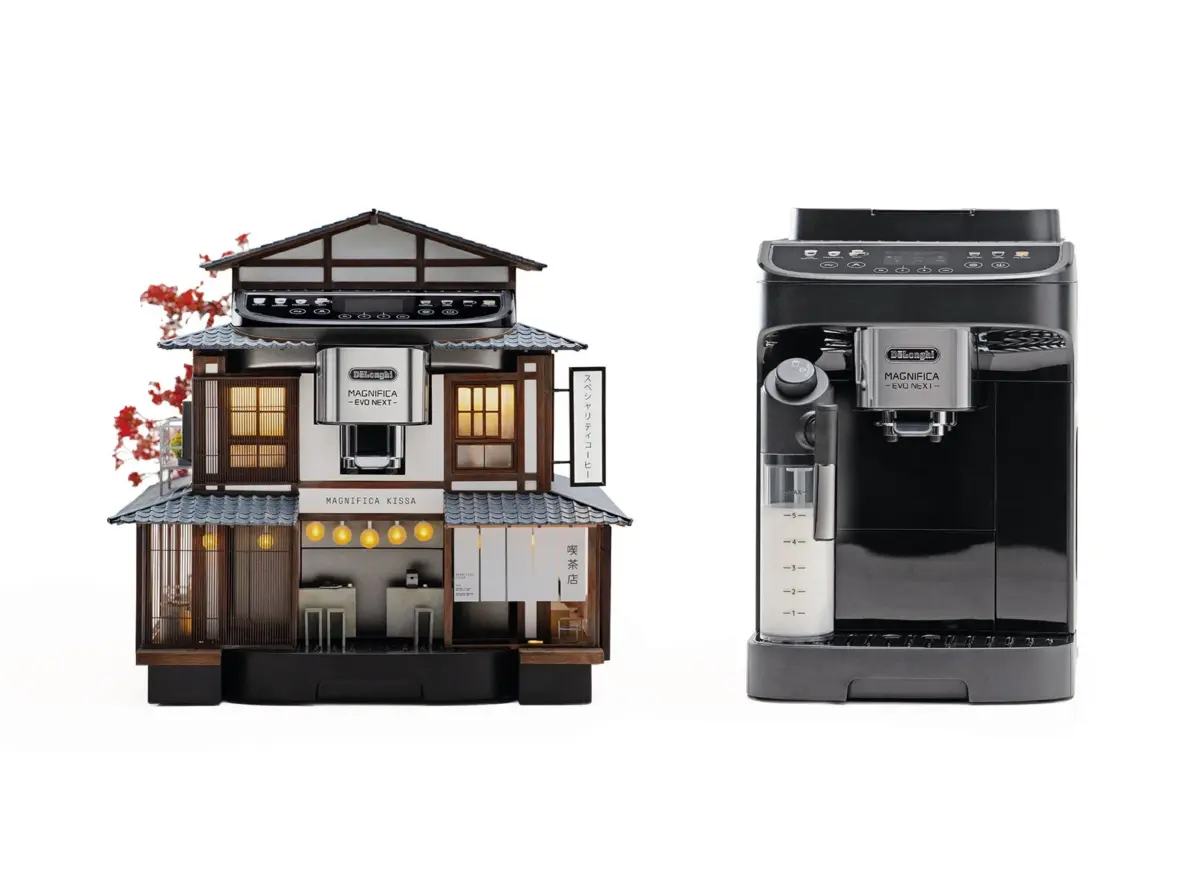 デロンギの全自動コーヒーメーカー「マグニフィカ EVO NEXT」が、和風のミニチュア喫茶店に組み込まれたユニークな製品写真