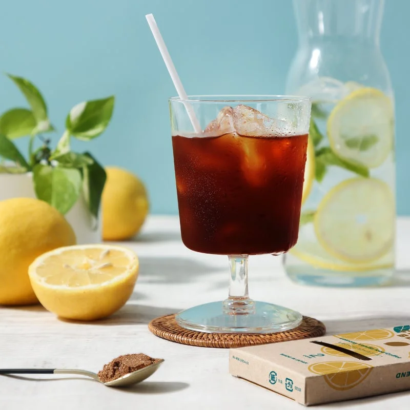 レモンとアイスコーヒーのグラス、コーヒー粉
