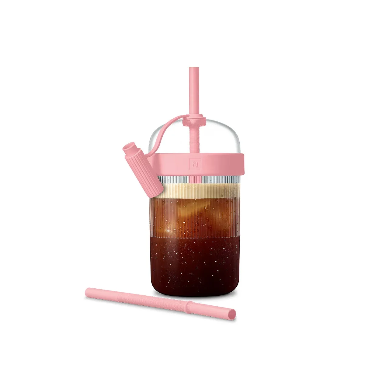 ピンクの蓋とストローが付いた透明なタンブラーに、氷とアイスコーヒーが入っています。