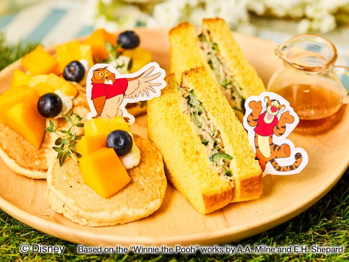 パンケーキとサンドイッチのプレート