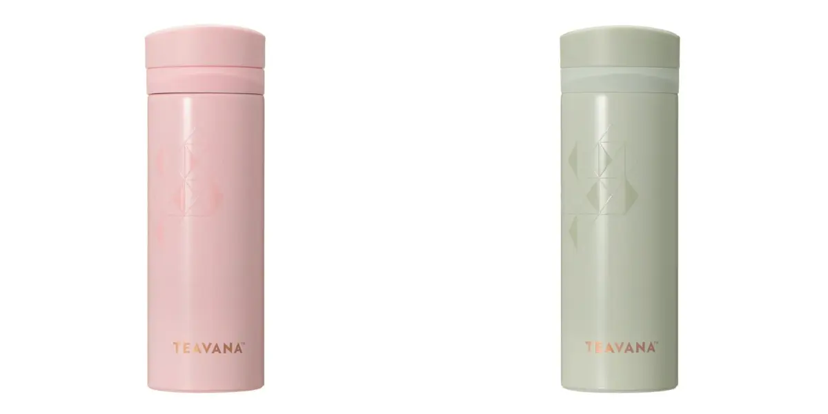 ピンクとグリーンの2色のTEAVANAブランドのタンブラーが並べられています。それぞれのボトルには幾何学的な模様が施されており、モダンでシンプルなデザインです。