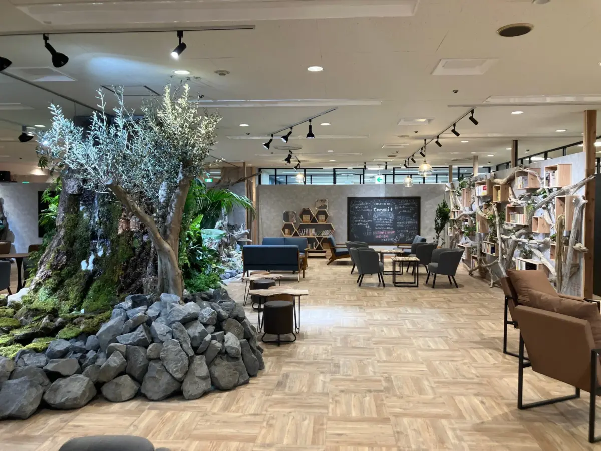 広々とした屋内ガーデン空間