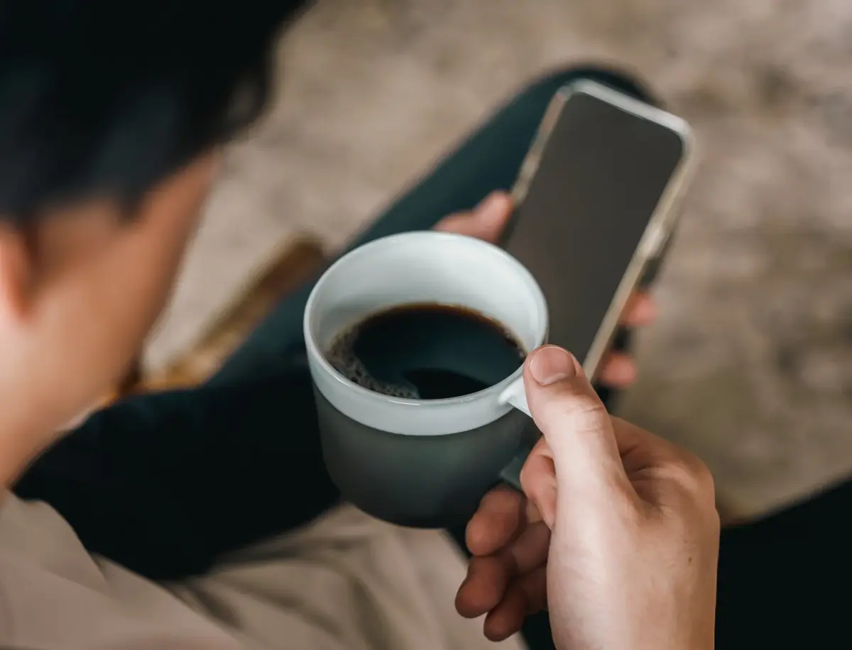 コーヒーカップとスマートフォン