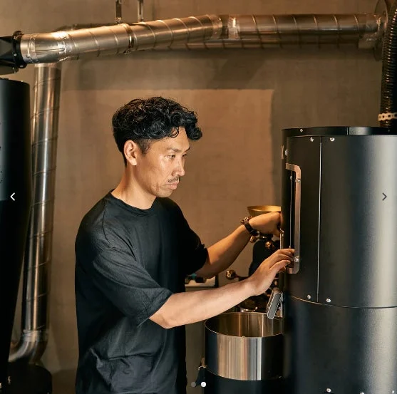 コーヒー豆を焙煎する様子