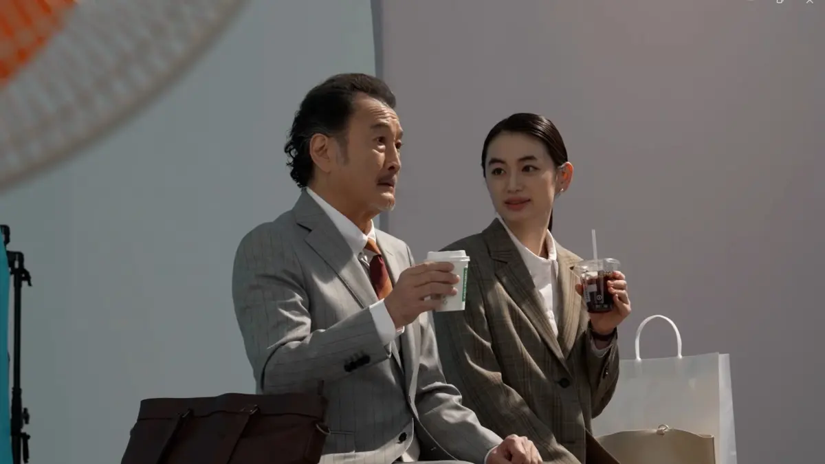 八木莉可子さんと吉田鋼太郎さんのインタビュー風景