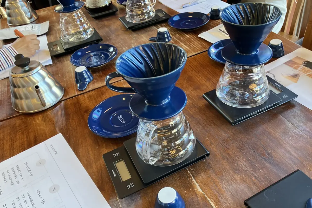 コーヒーの淹れ方が書かれた紙とコーヒー器具