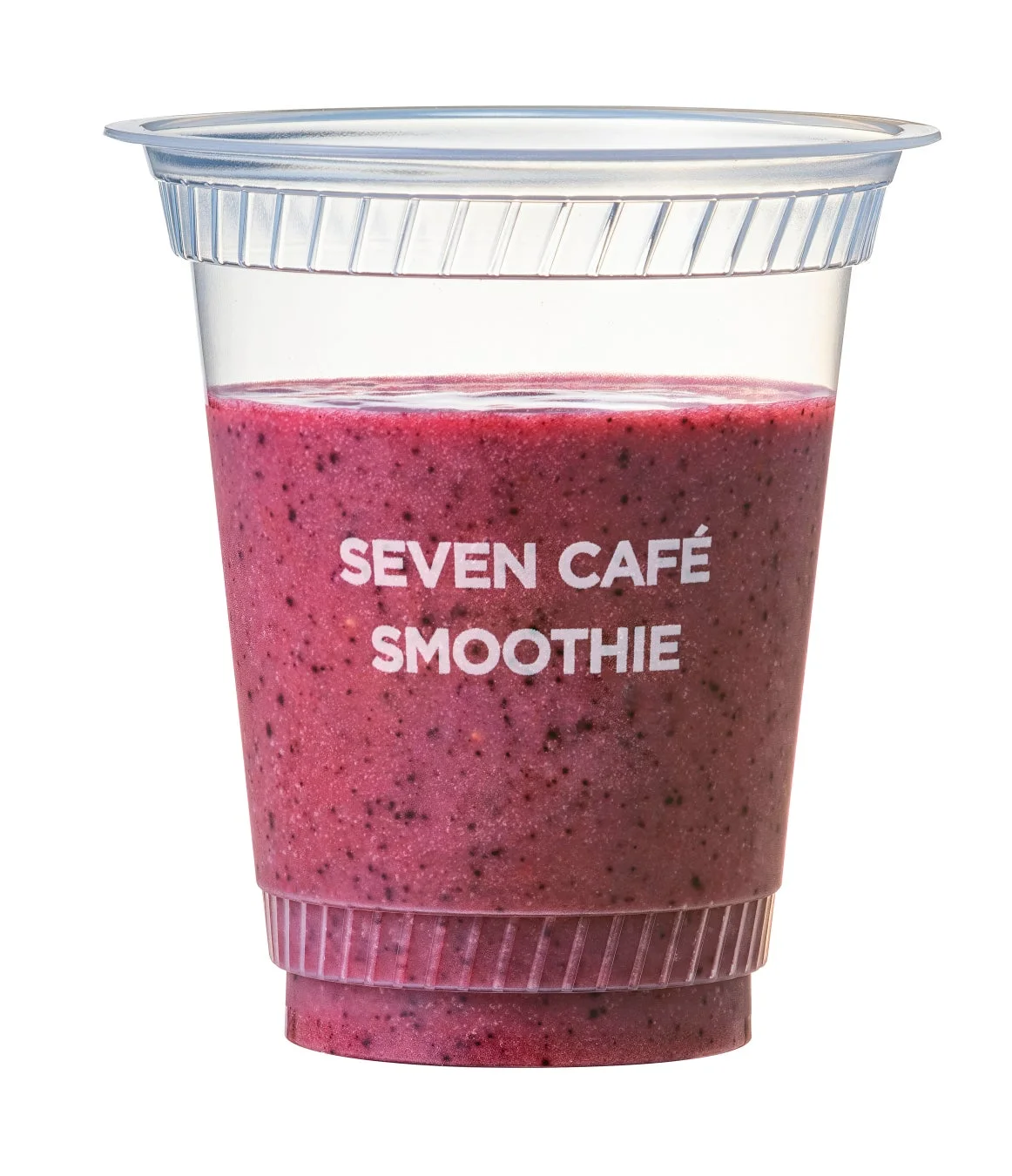 透明なプラスチックカップに入った、赤紫色のベリー系スムージーのクローズアップ画像です。カップには「SEVEN CAFÉ SMOOTHIE」と白い文字で書かれており、白い背景に置かれた商品写真です。