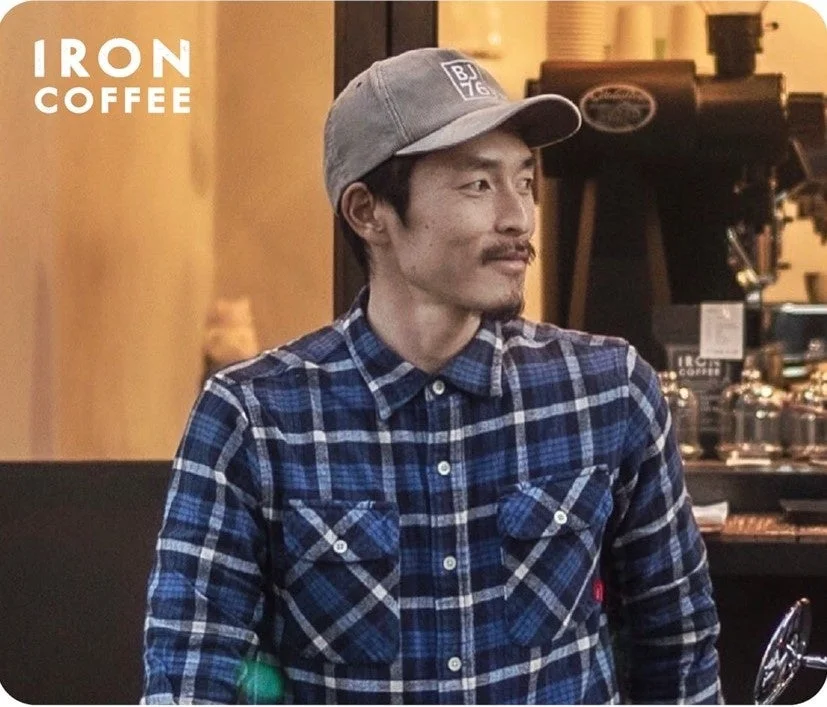 IRON COFFEEのロゴとチェックシャツの男性