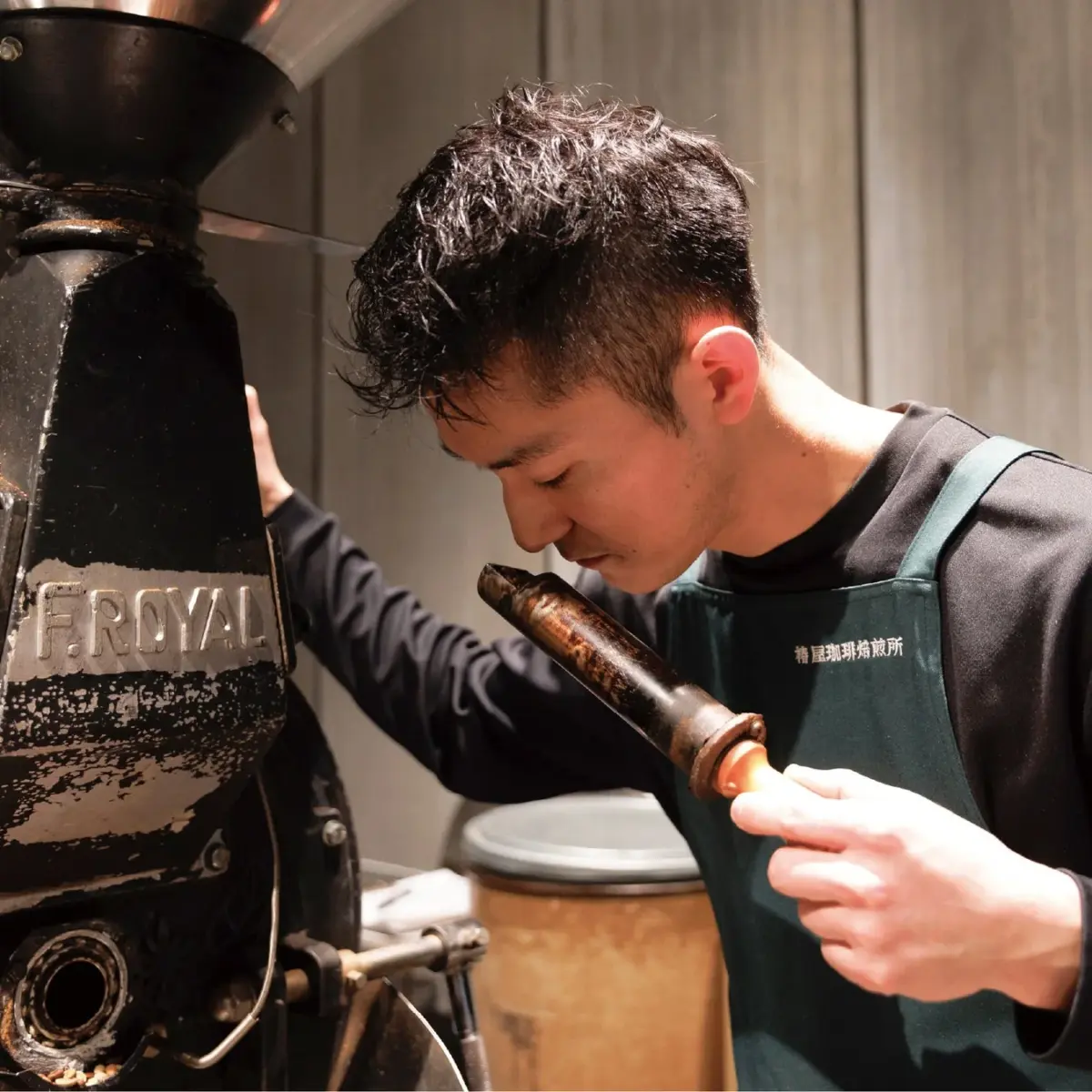 コーヒー豆を焙煎する千田サイフォニスト