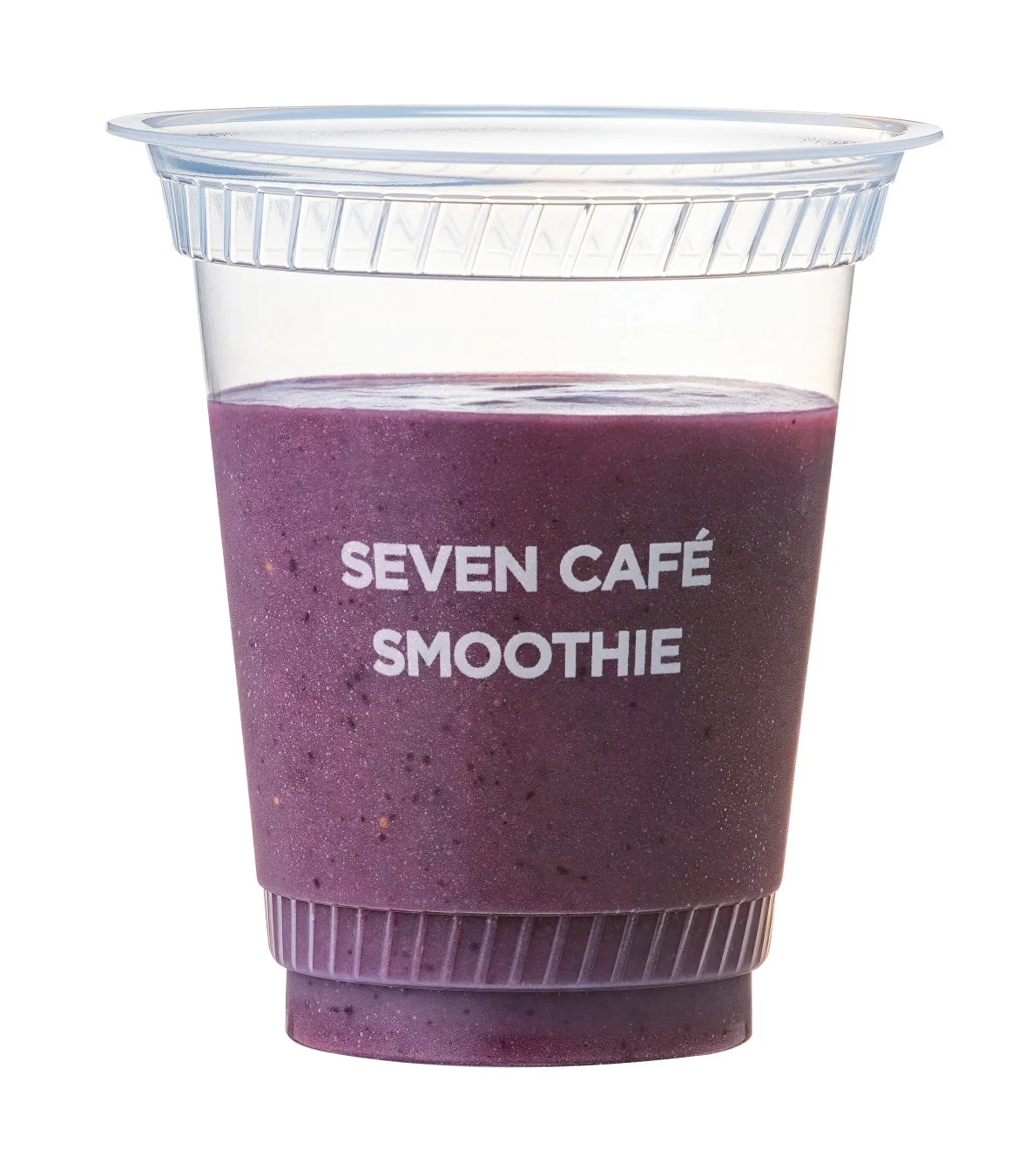 白い背景に置かれた、透明なプラスチックカップに入った紫色のスムージーのクローズアップ画像。カップには「SEVEN CAFÉ SMOOTHIE」と白い文字で書かれています。