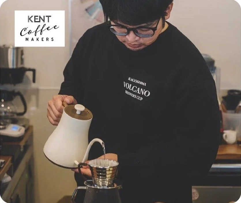 KENT Coffee MAKERSでハンドドリップコーヒーを淹れる男性