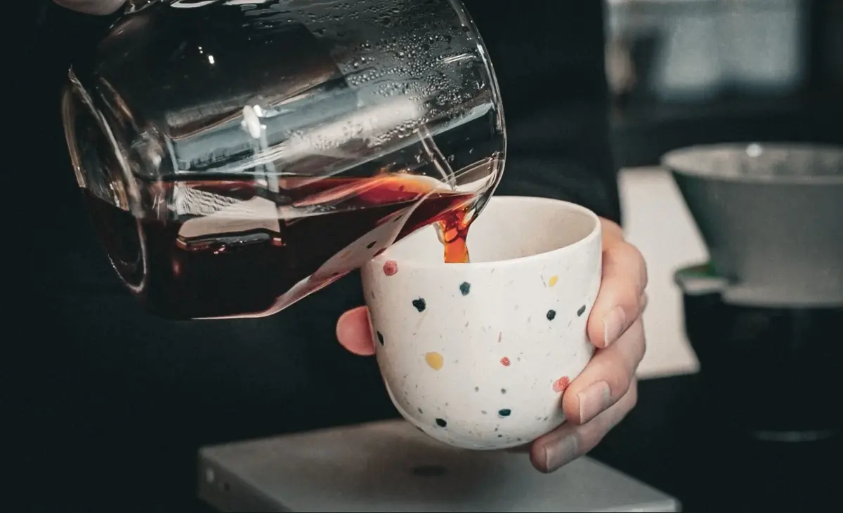 コーヒーを注ぐ様子