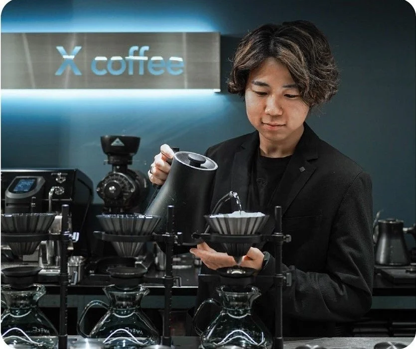 X coffeeでハンドドリップコーヒーを淹れるバリスタ