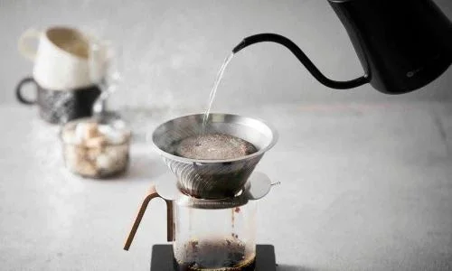 ハンドドリップでコーヒーを淹れる様子