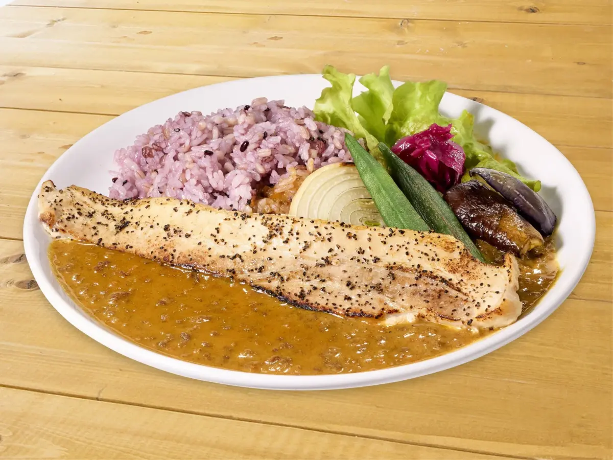 HOT 厚切りポークと夏野菜のスパイシーカレー