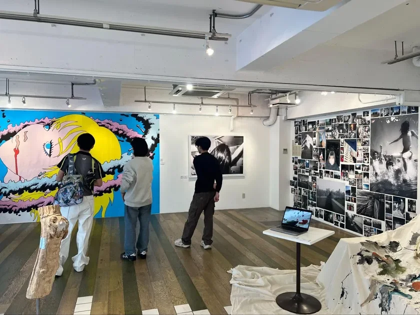 複数の人々がアート作品を鑑賞