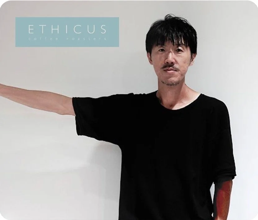 ETHICUS coffee roastersのロゴと男性