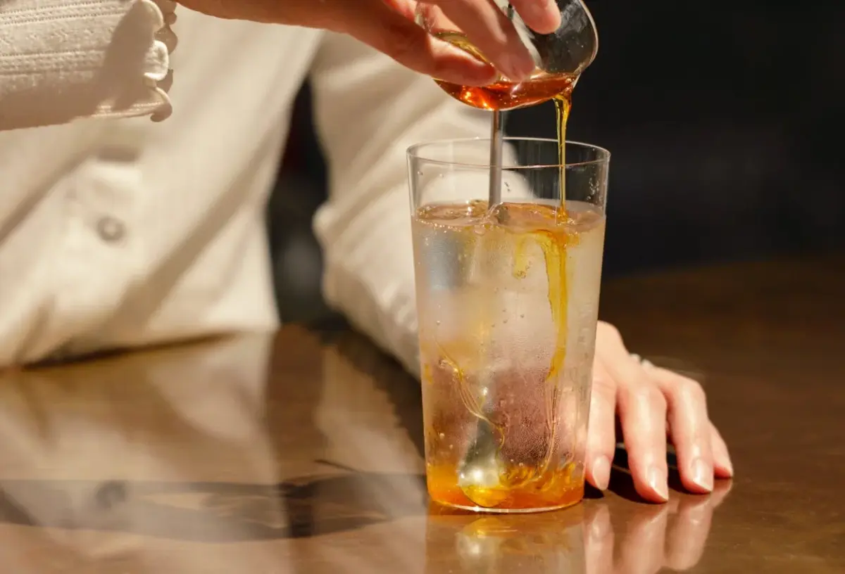 ドリンクにシロップを注ぐ様子