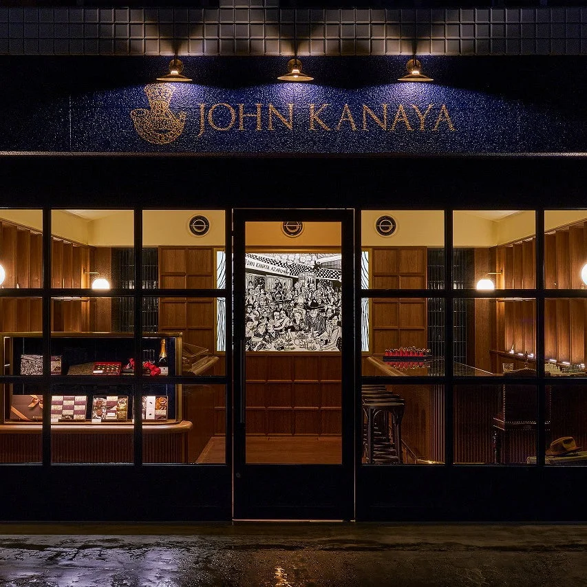 夜の「JOHN KANAYA」店舗の外観