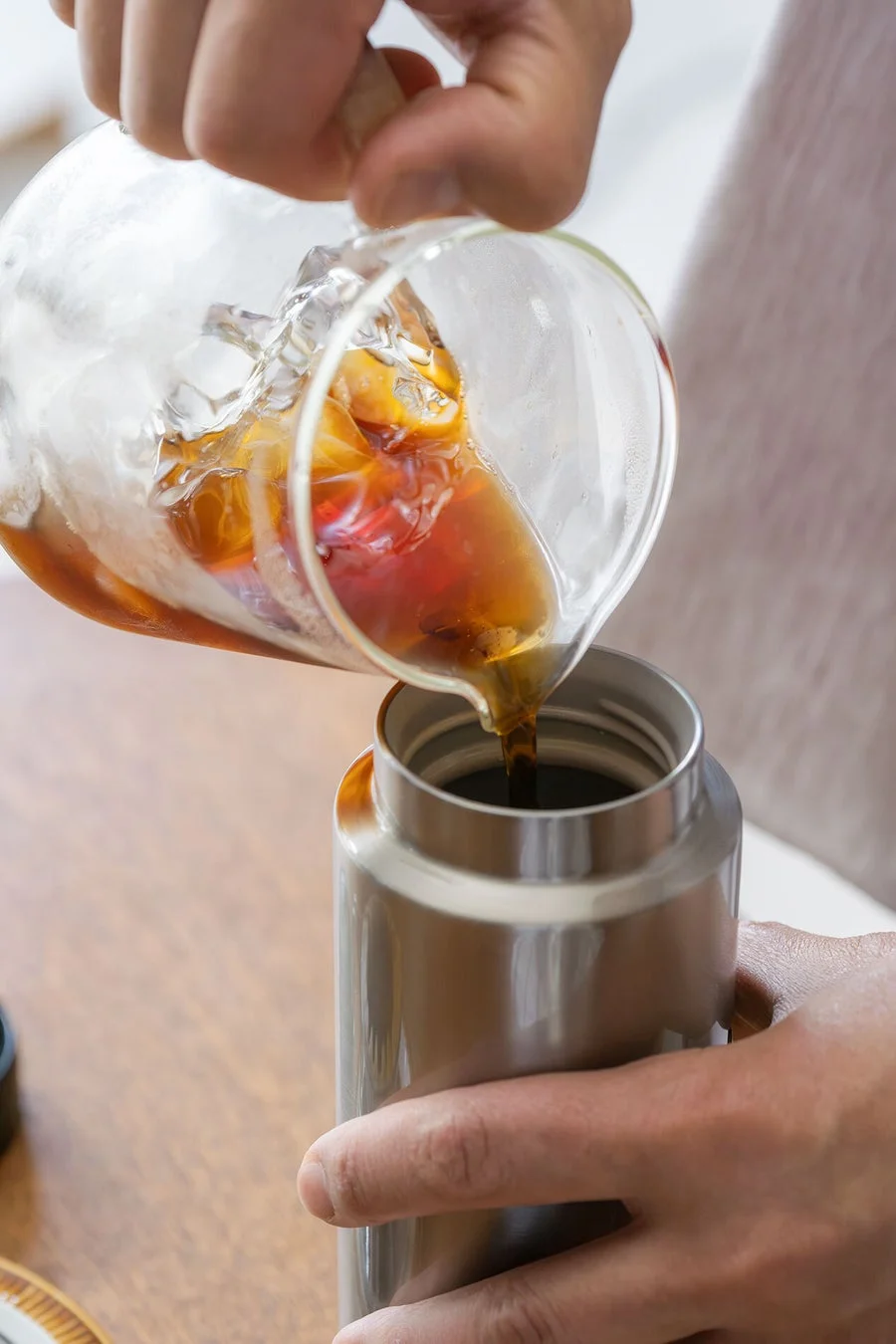 アイスコーヒーをボトルに注ぐ様子