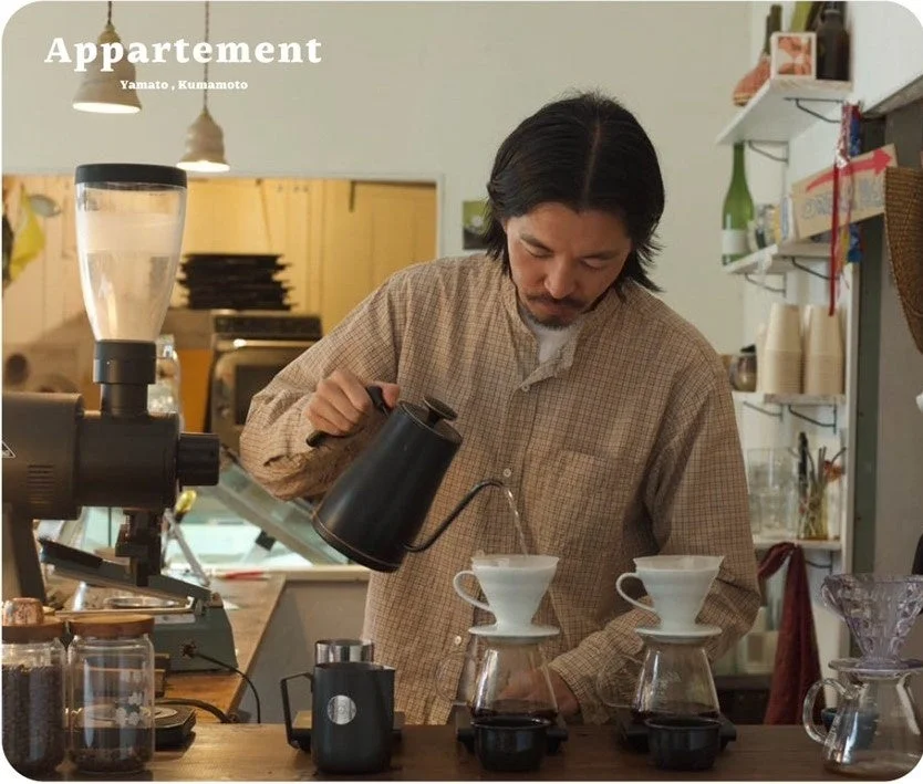 Appartement Yamato, Kumamotoでハンドドリップコーヒーを淹れる男性