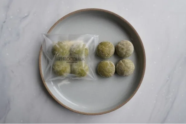 抹茶色の丸いクッキーが皿の上に並べられている