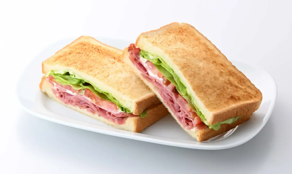 トリュフ香るパストラミビーフとフレッシュ野菜サンド