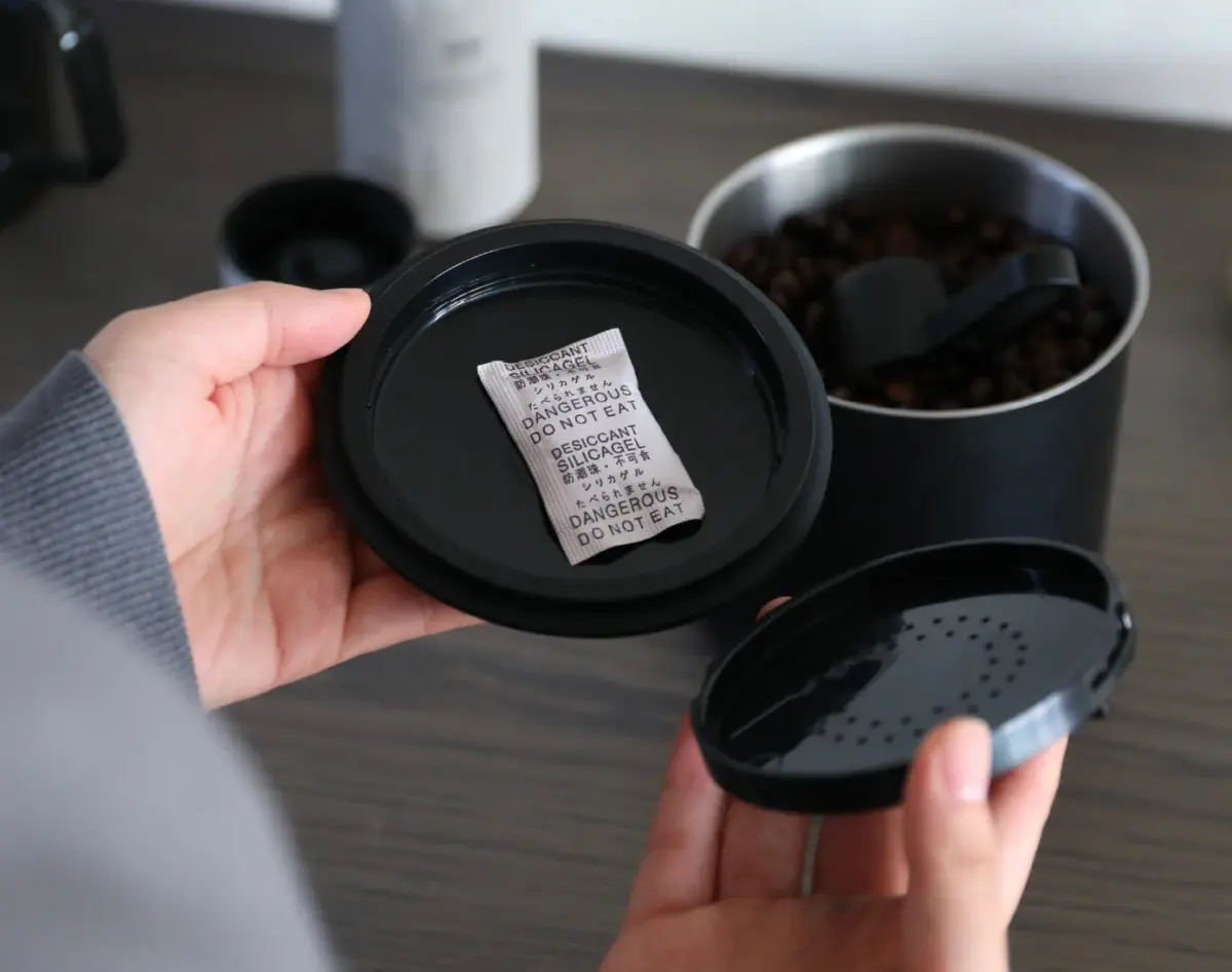 コーヒー豆の保存容器の蓋に乾燥剤が取り付けられている様子