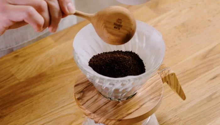 ドリッパーにコーヒー粉をセットする様子