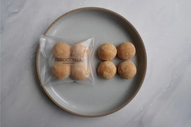 透明な袋にパッケージされた焼き菓子と、皿に置かれた焼き菓子
