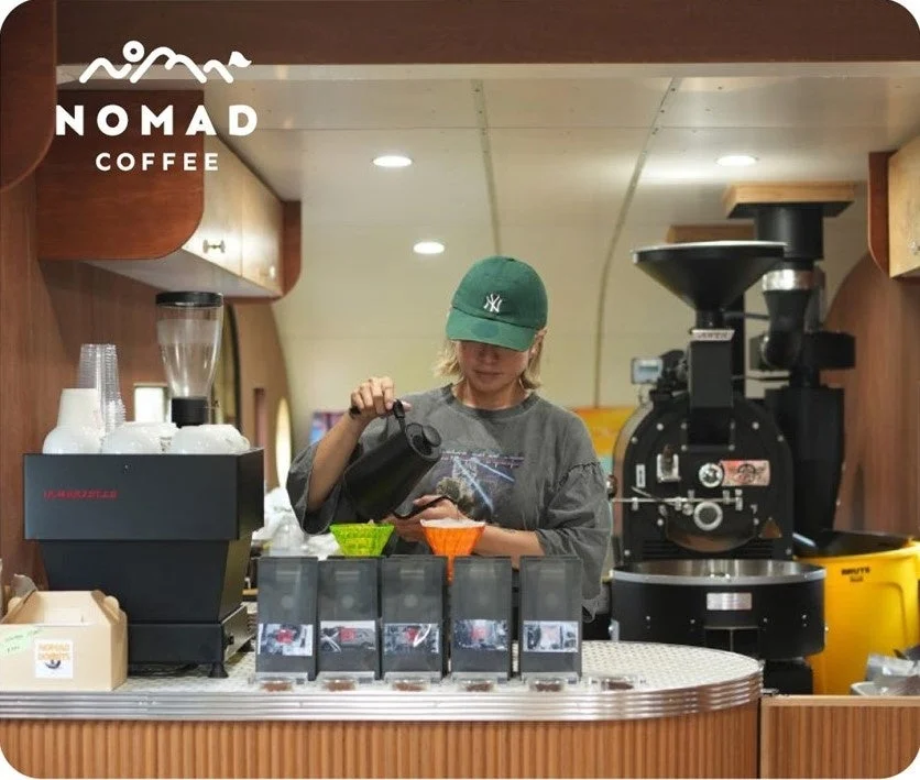 NOMAD COFFEEの移動販売車でハンドドリップコーヒーを淹れるバリスタ
