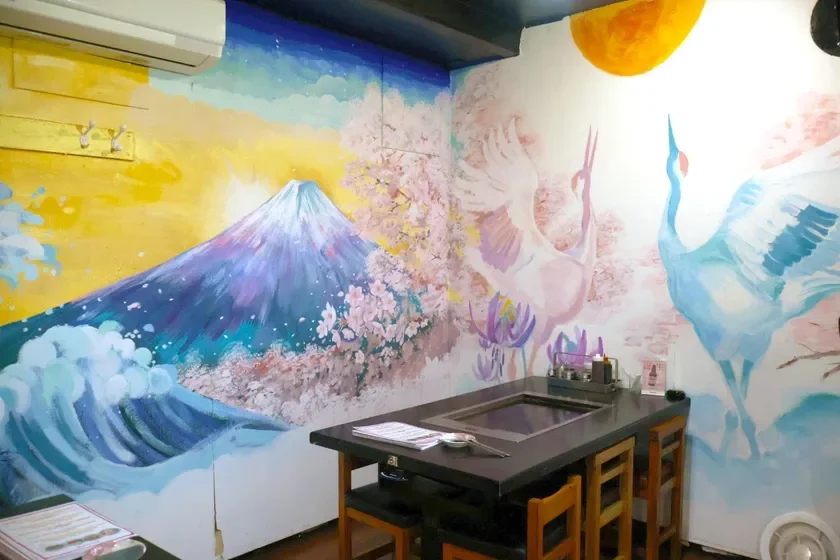 富士山、桜、鶴の壁画