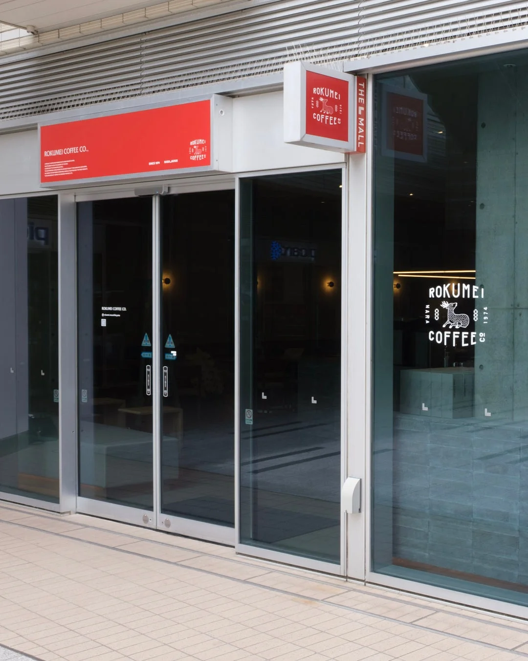 「ROKUMEI COFFEE CO.」というコーヒーショップの店舗外観