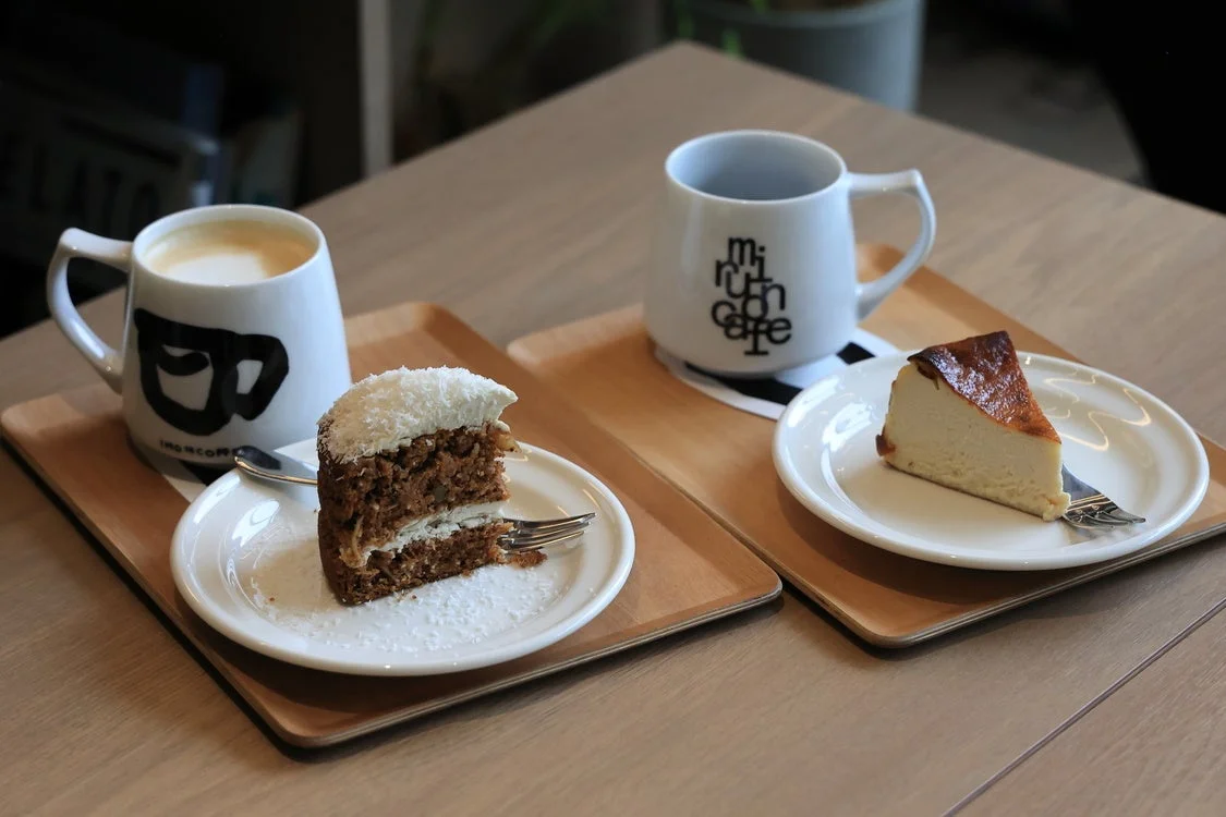 カフェで提供されるコーヒーとケーキ