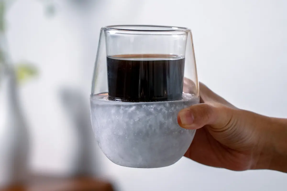 二重構造グラスに入ったアイスコーヒー
