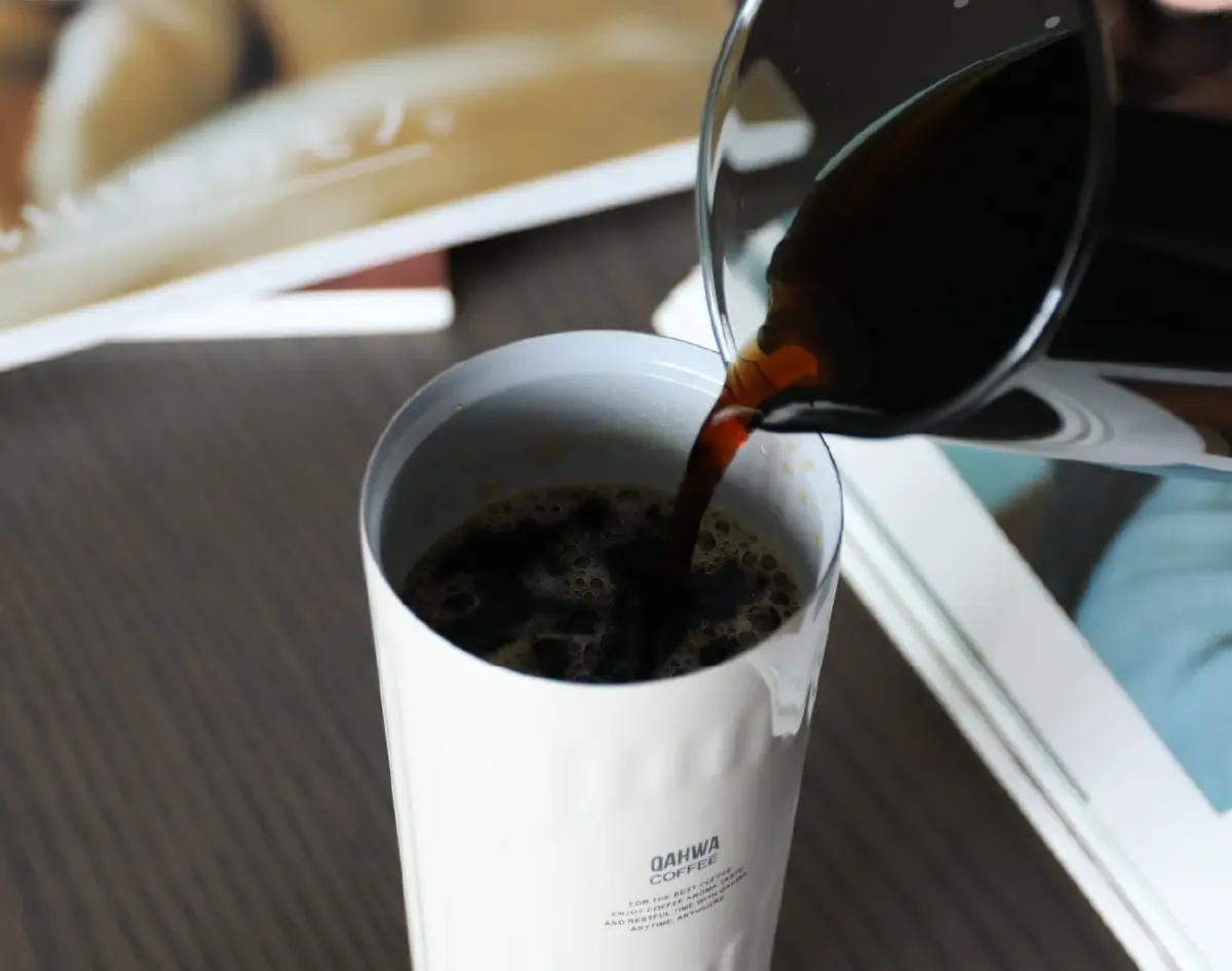 コーヒーを注ぐ様子