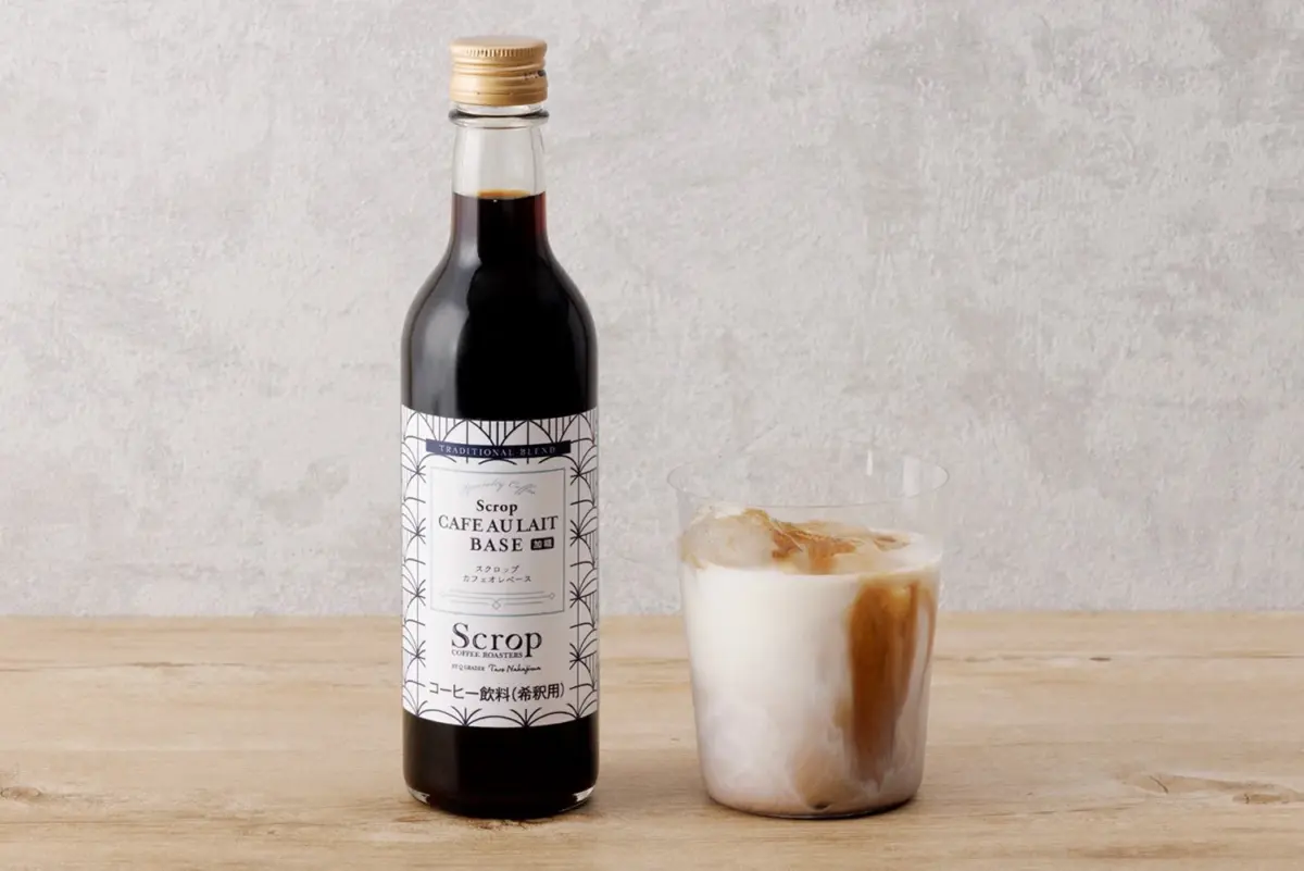 Scrop CAFE AU LAIT BASEのボトルとカフェオレ