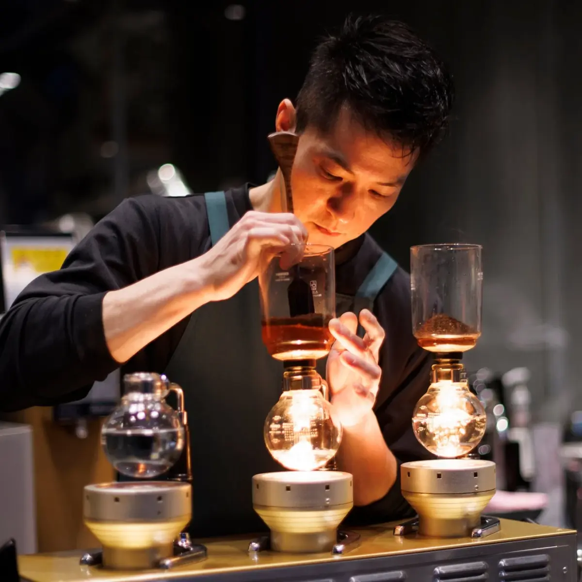 サイフォンでコーヒーを淹れる千田サイフォニスト