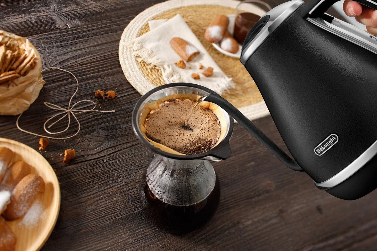 デロンギ アイコナ 温度設定機能付き電気カフェケトルでコーヒーを淹れる様子